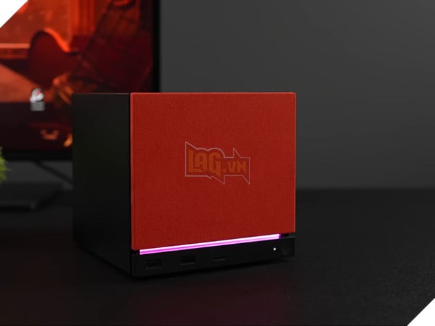 Steam Machine mini PC với bảng điều khiển phía trước màu đỏ và đèn LED RGB