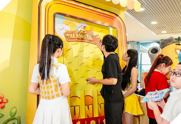 Người chơi thích thú với loạt minigame tại booth Vũ trụ Gunny