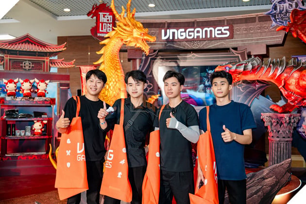 Game thủ “khoe” các phần quà thu thập được tại booth MMORPG