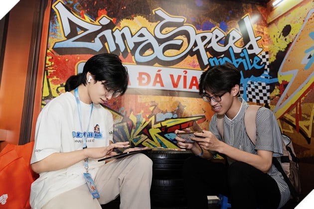 Game thủ trải nghiệm góc trà đá Hà Nội tại booth ZingSpeed Mobile