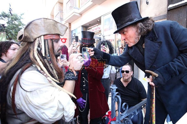 Khoảnh khắc diễn viên Johnny Depp bắt gặp 2 người cosplay Jack Sparrow và Willy Wonka.
