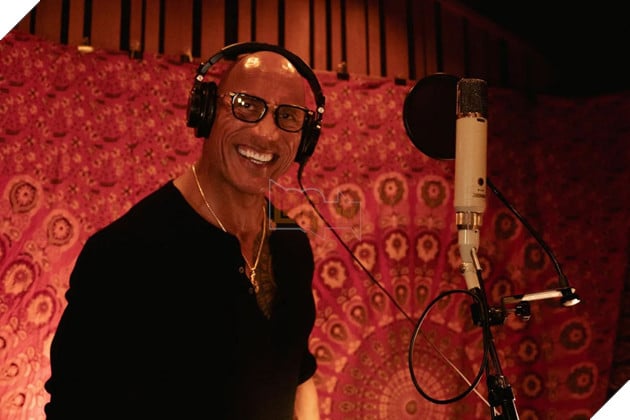 Hình ảnh sao nam Dwayne Johnson thực hiện ca khúc Your Dad.