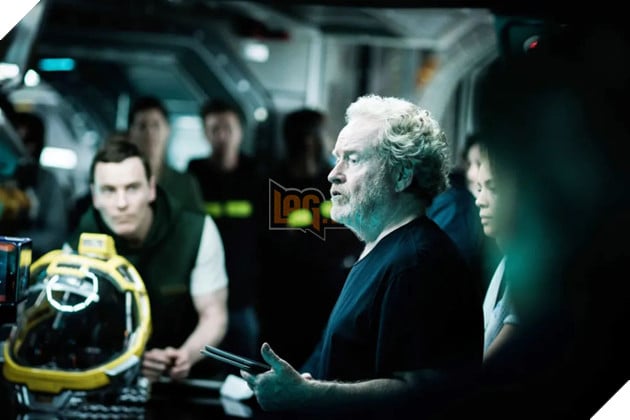 Hình ảnh nhà làm phim Ridley Scott tại phim trường.