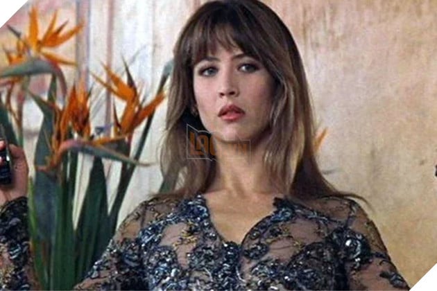 Hình ảnh về nữ diễn viên Sophie Marceau trong vai Elektra King ở phim The World Is Not Enough (1999).
