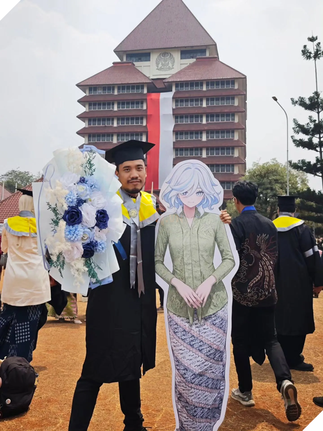 Độc đáo: Tân Thạc sĩ Indonesia mang standee Furina Genshin Impact mặc quốc phục Kebaya dự lễ tốt nghiệp