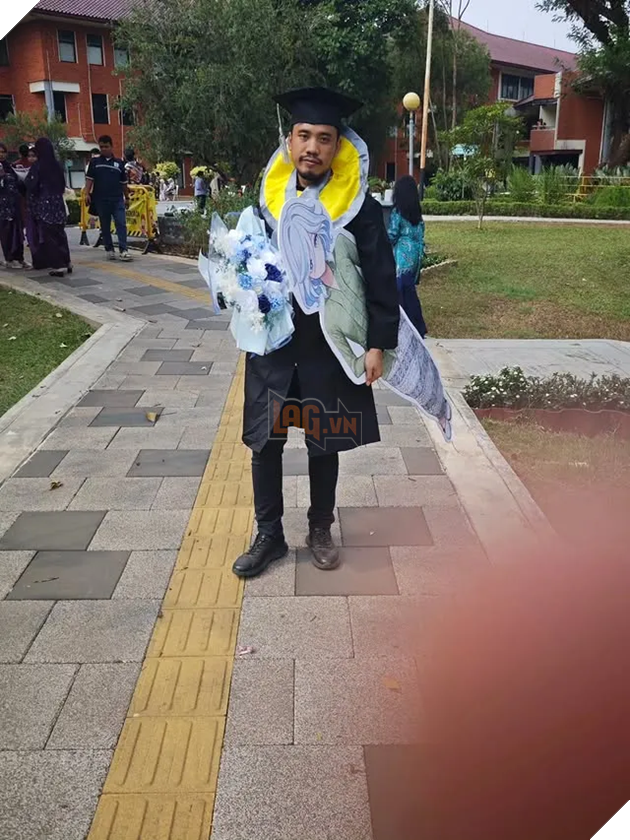 Độc đáo: Tân Thạc sĩ Indonesia mang standee Furina Genshin Impact mặc quốc phục Kebaya dự lễ tốt nghiệp 2