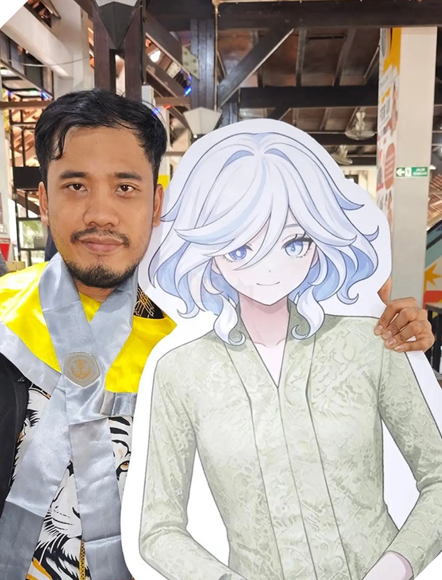 Độc đáo: Tân Thạc sĩ Indonesia mang standee Furina Genshin Impact mặc quốc phục Kebaya dự lễ tốt nghiệp 3