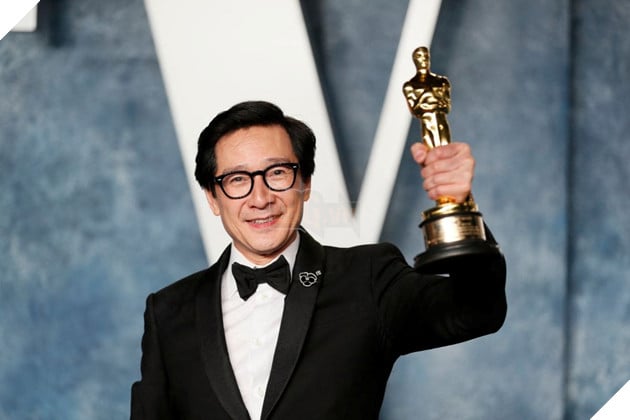 Hình ảnh diễn viên Quan Ke Huy khi nhận giải Oscar.
