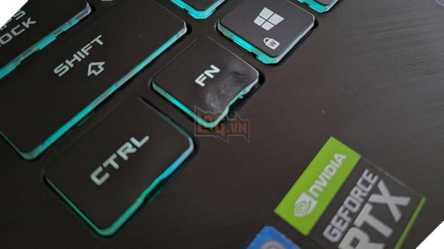Dùng máy sấy tóc 2000W để bóc sticker, game thủ làm chảy phím laptop mới mua
