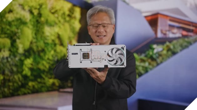 Họa sĩ 3D mua nhầm RTX 5090 cũ, phát hiện đây là GPU có chữ ký của Jensen Huang 2
