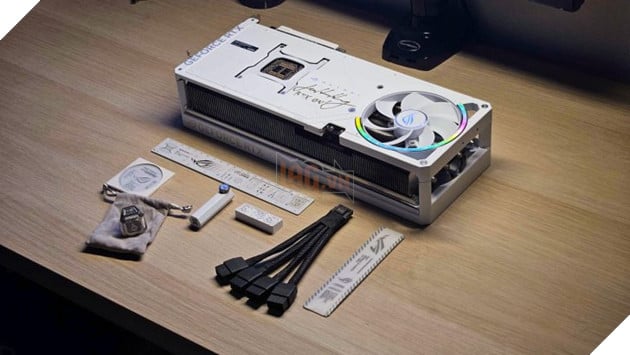 Họa sĩ 3D mua nhầm RTX 5090 cũ, phát hiện đây là GPU có chữ ký của Jensen Huang 3