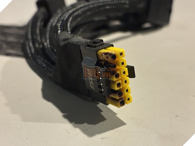 Modder tìm cách khắc phục lỗi nguồn RTX 5090 bằng bộ chia 8-pin, giữ cáp dưới 40°C