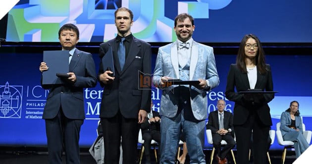 Đập tan định kiến về thiên tài: Vừa đoạt giải Nobel Toán học Fields, Giáo sư Đặng Vũ vẫn thản nhiên đọc nốt tập manga Yuri yêu thích 3