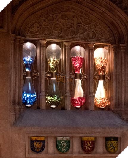 Harry Potter bản truyền hình hé lộ tạo hình đồng hồ tính điểm của bốn nhà Hogwarts 2