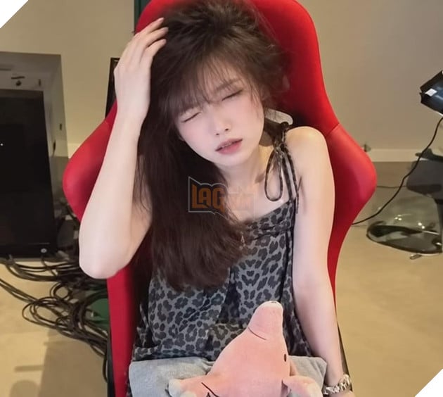 Content Mới, Viewer Donate Để Nữ Streamer Xoay Ghế 180 Độ