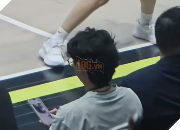 Khung hình bất biến giữa tâm bão gợi cảm: Mỹ nhân Yua Mikami diễn hết mình ngay trước mắt, fan nam ngồi hàng đầu vẫn thản nhiên... lướt xem giày thể thao 2