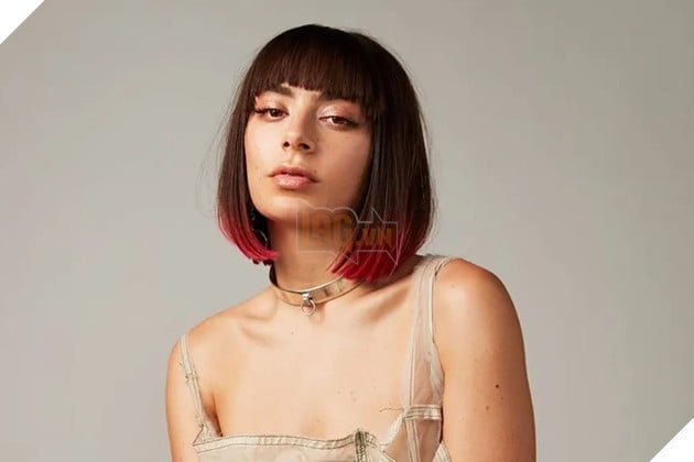 Hình ảnh về nữ ca sĩ Charli XCX.
