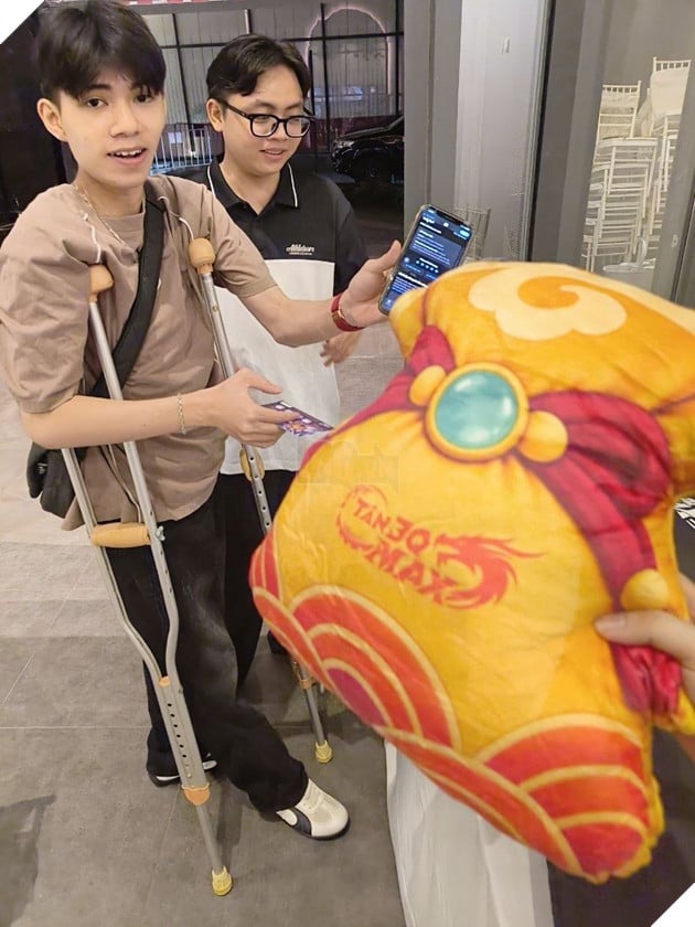 Cộng Đồng Tân 3Q: MAX “Xôm” Từ Online Đến Offline, Game Thủ Chống Nạng Vẫn Quyết Tâm Đi Hội Ngộ 3