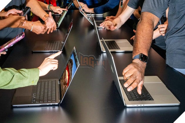 Apple ra mắt MacBook Pro OLED cảm ứng, giá khởi điểm 2.900 USD 2