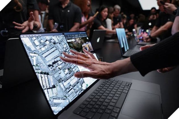 Apple ra mắt MacBook Pro OLED cảm ứng, giá khởi điểm 2.900 USD